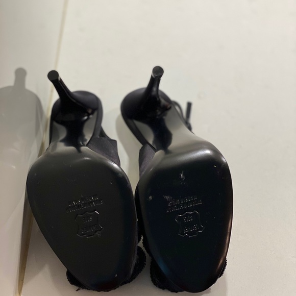 NWT Stuart Weizman 4” black satin heels w/flower. Superbow Satin Pumps w/ Tags - Picture 7 of 13